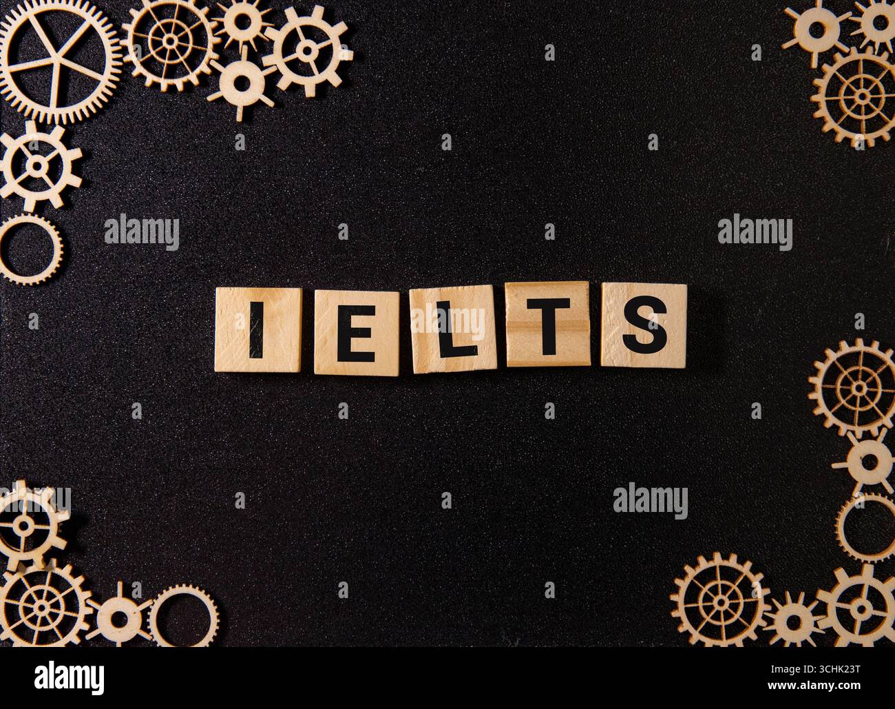 IELTS, Text auf Holzbrettern vor dem Hintergrund eines Roboterbüros. Stockfoto