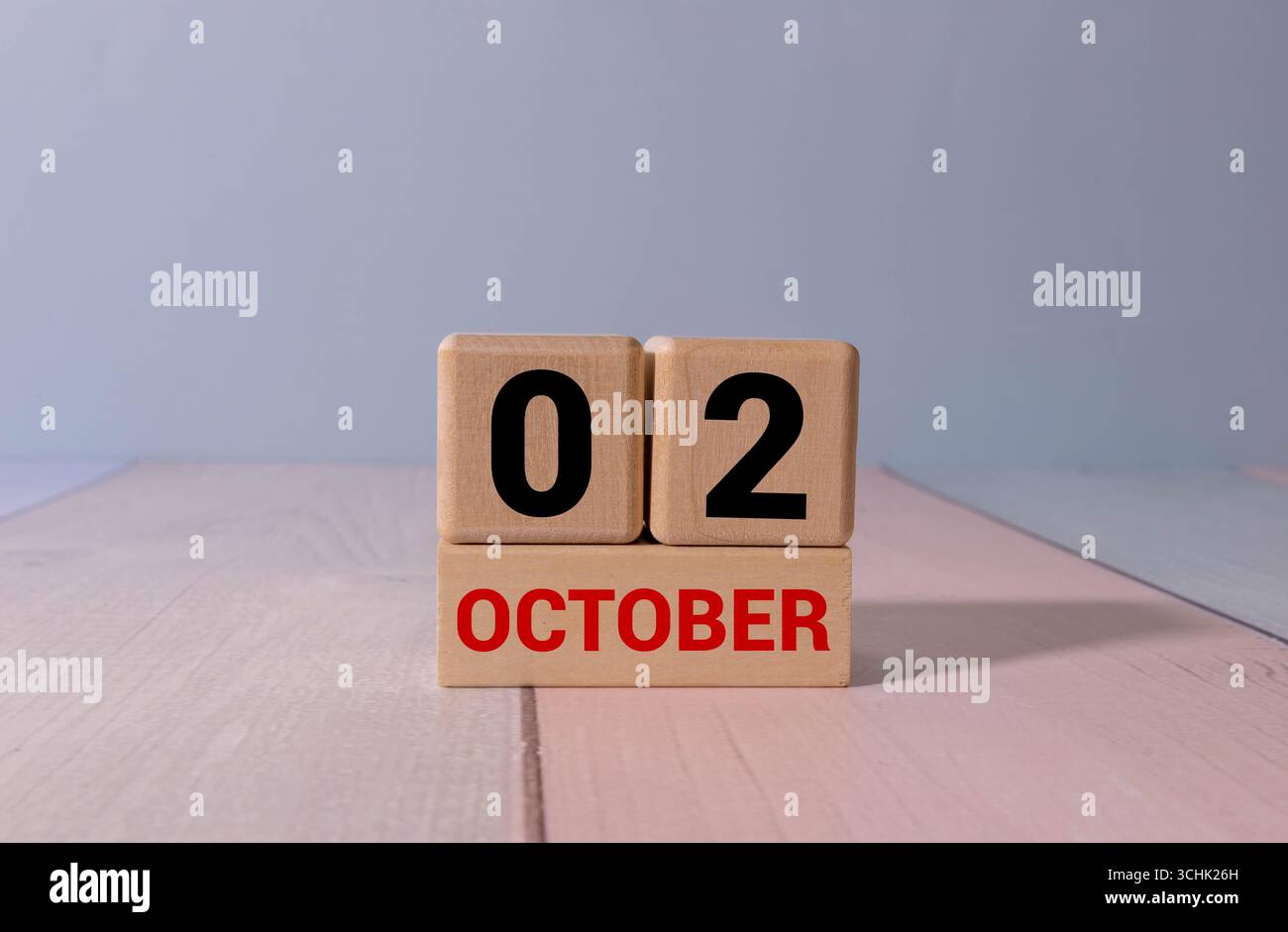 Der 02. Oktober wird als internationaler Tag der Gewaltlosigkeit mit einem hölzernen Kalenderhintergrund begangen Stockfoto
