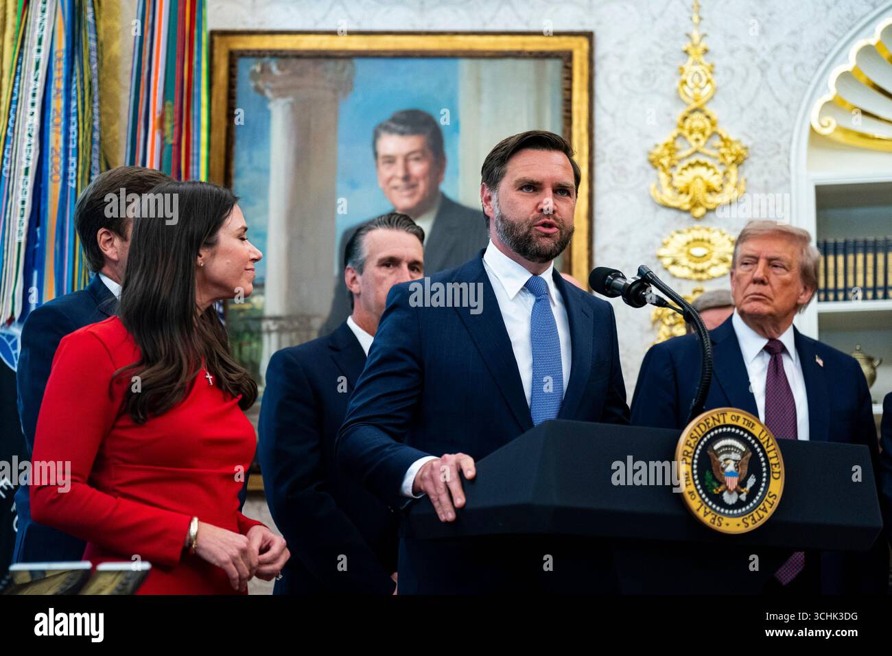 Washington, Usa. September 2025. US-Vizepräsident JD Vance spricht während einer Ankündigung im Oval Office des Weißen Hauses in Washington, DC am Dienstag, den 2. September 2025. Trump wird bekanntgeben, dass er das US-Raumfahrtkommando in Huntsville, Alabama, anlegt und damit die Entscheidung des ehemaligen Präsidenten Joe Biden, das Hauptquartier in Colorado zu verlegen, zunichte macht. Foto: Al Drago/UPI Credit: UPI/Alamy Live News Stockfoto