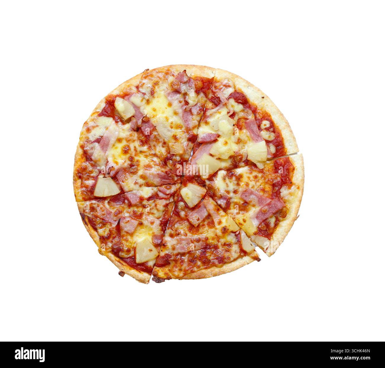 Eine köstliche Pizza mit Schinken und Ananas auf weißem Hintergrund und Schnittpfaden, die einen goldenen Käse auf einem knusprigen Glas zeigen Stockfoto