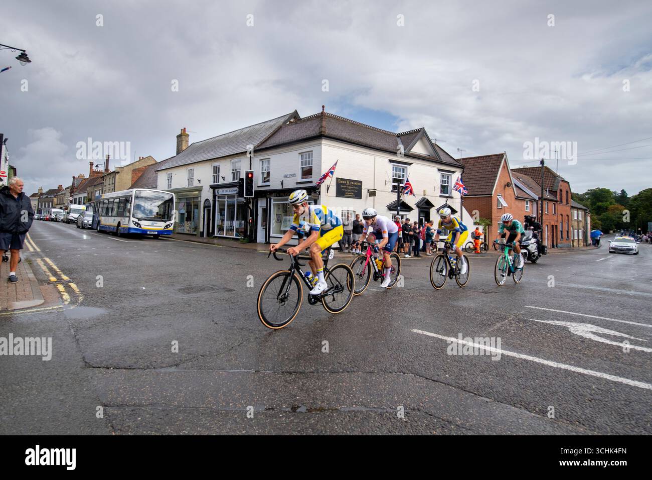 Suffolk, Großbritannien. September 2025. 4 in The Breakaway Passing through Saxmundham bei Stage 1 Tour of Britain, 2. September 2025 Joshua Golliker, Milan Lanhove, Victor Vercoullie, Diego Uriarte Belzunegi, Joshua Golliker gewann den Conductivity Award am ersten Tag Credit: GUE Studios/Alamy Live News Stockfoto