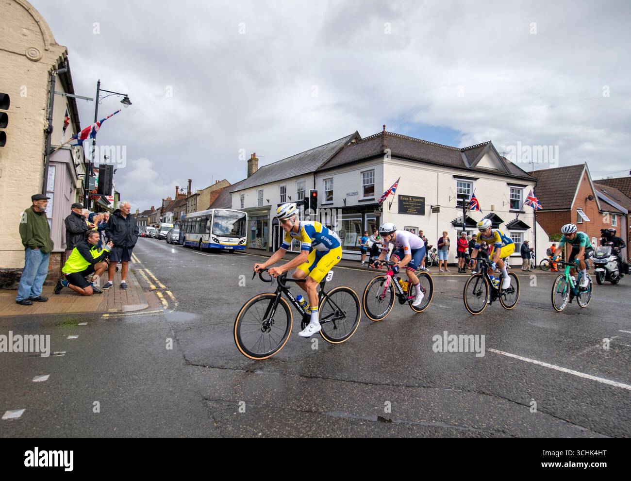 Suffolk, Großbritannien. September 2025. 4 in The Breakaway Passing through Saxmundham bei Stage 1 Tour of Britain, 2. September 2025 Joshua Golliker, Milan Lanhove, Victor Vercoullie, Diego Uriarte Belzunegi, Joshua Golliker gewann den Conductivity Award am ersten Tag Credit: GUE Studios/Alamy Live News Stockfoto