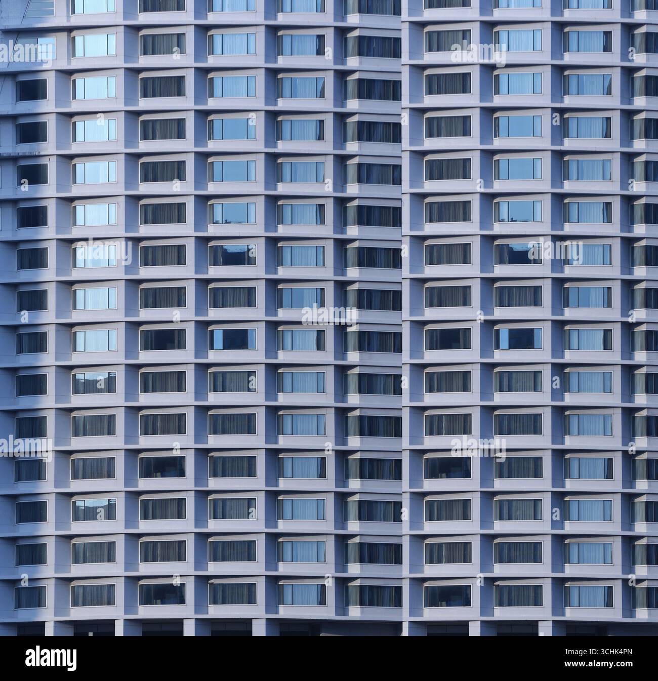 Große hohe Gebäude Hintergrund mit Fenstern und Glas, Architektur von hohen Gebäuden als Hintergrund für die Gestaltung Ihrer Arbeit. Stockfoto