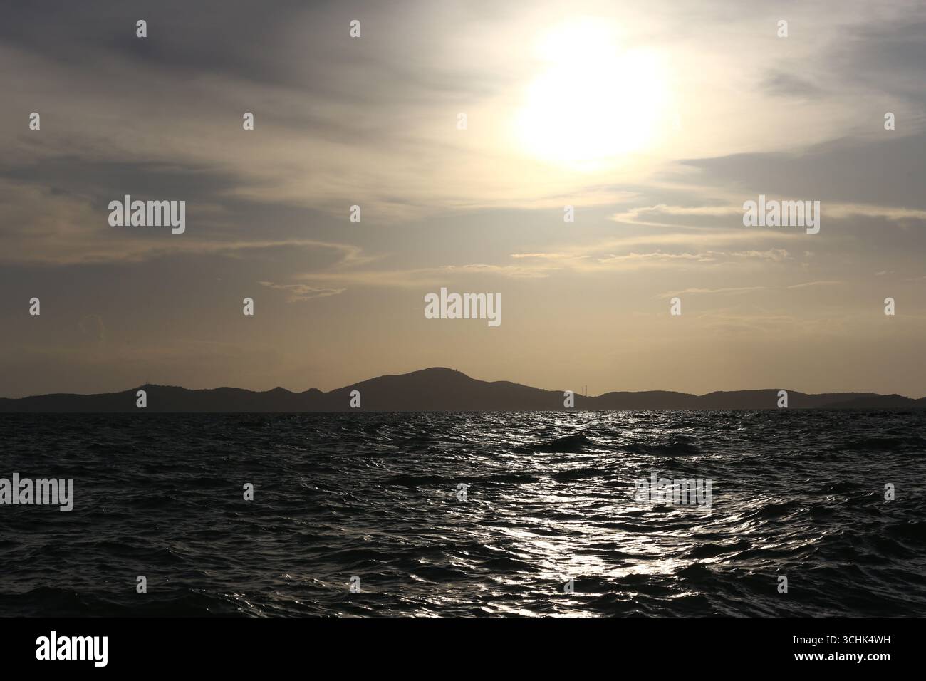 Blick auf das Schwarze Meer mit Sonnenuntergang und Himmelsdämmerung, Blick auf die tropische Küste Thailands mit Inseln vor dem Abend. Stockfoto