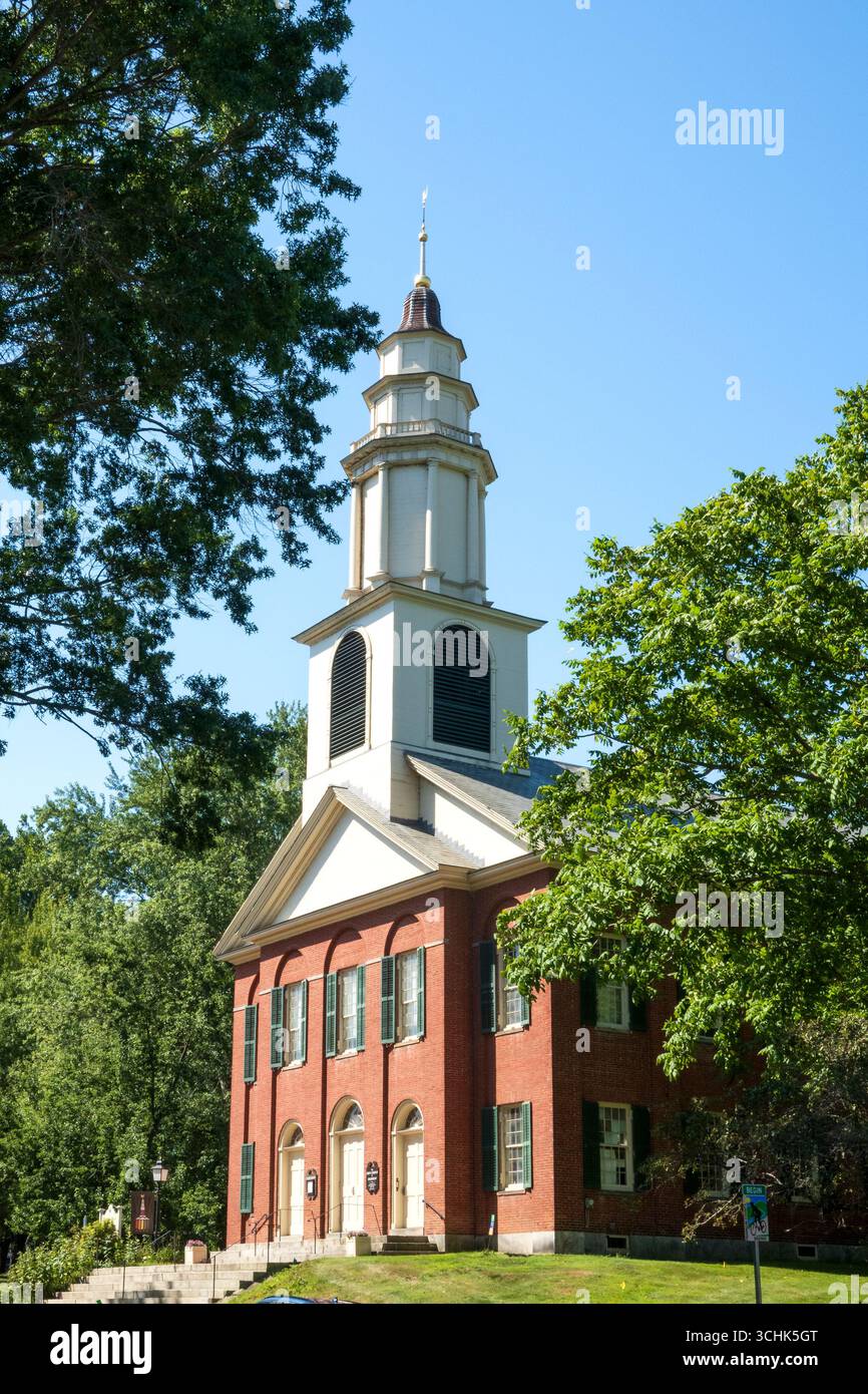 Old Deerfield, MA - USA - 23. August 2025 The First Church of Deerfield, eine prächtige Kirche aus rotem Backstein in New England mit hohem weißen Turm und grünen Fensterläden Stockfoto
