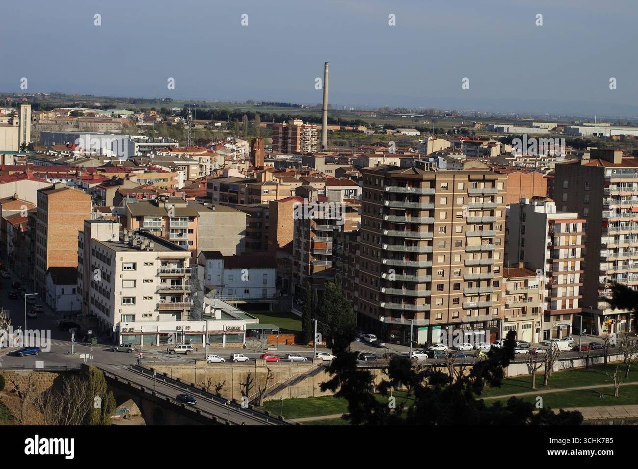 Panoramablick auf die Stadt Balaguer vom Heiligtum Sant Crist de Balaguer, Provinz Lleida, Spanien Stockfoto