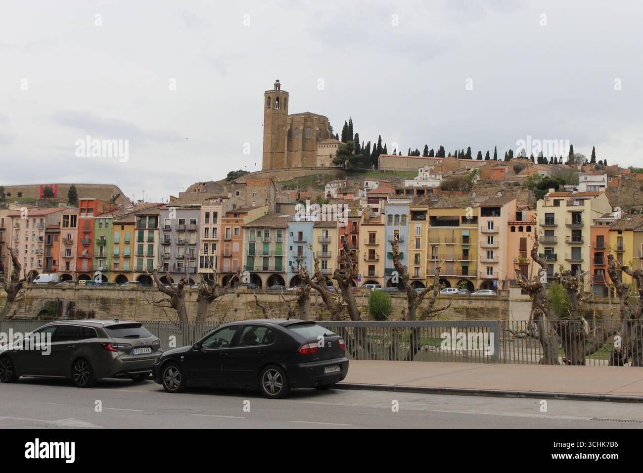 Panoramablick auf die Kirche Santa Maria, umgeben von modernen Gebäuden in der Stadt Balaguer, Provinz Lleida, Spanien. Stockfoto