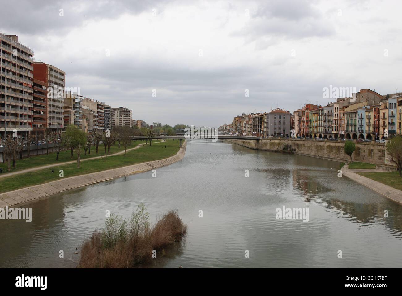 Panoramablick auf den Fluss Segre rund um die Stadt Balaguer, Provinz Lleida, Spanien. Stockfoto