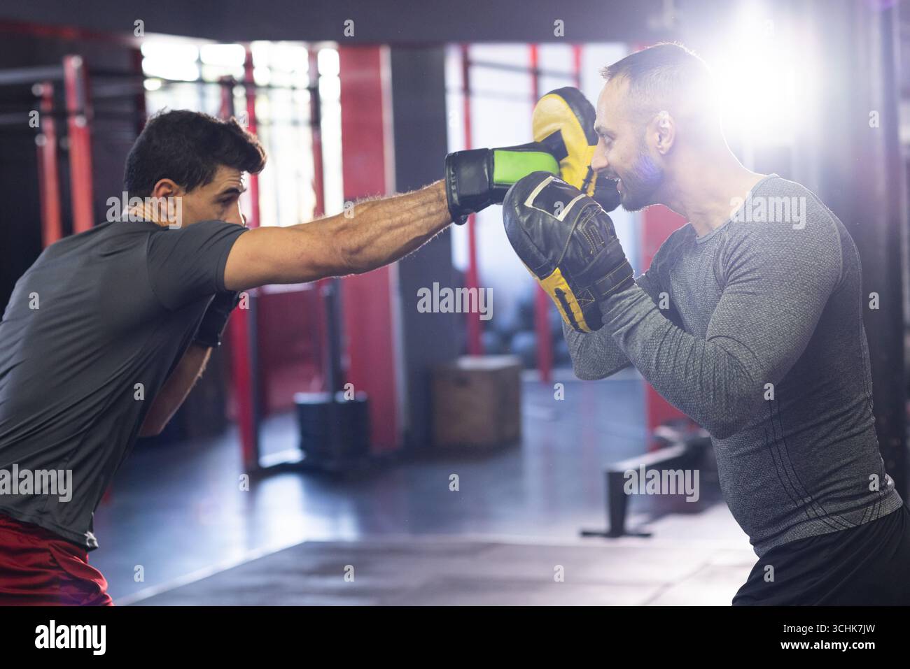 Diverse Boxtrainer und Trainee üben Handschuhübung im Boxstudio mit Focus Handschuhen und Handschuhen Stockfoto