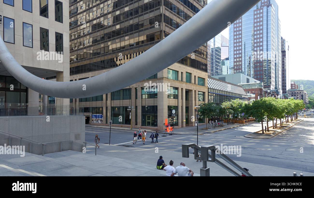 Montreal QC, Kanada - 20. Juli 2025: Die Ring-Skulptur am Place Ville Marie in Montreal, umgeben von modernen Gebäuden und lebhafter urbaner Atmosphäre Stockfoto