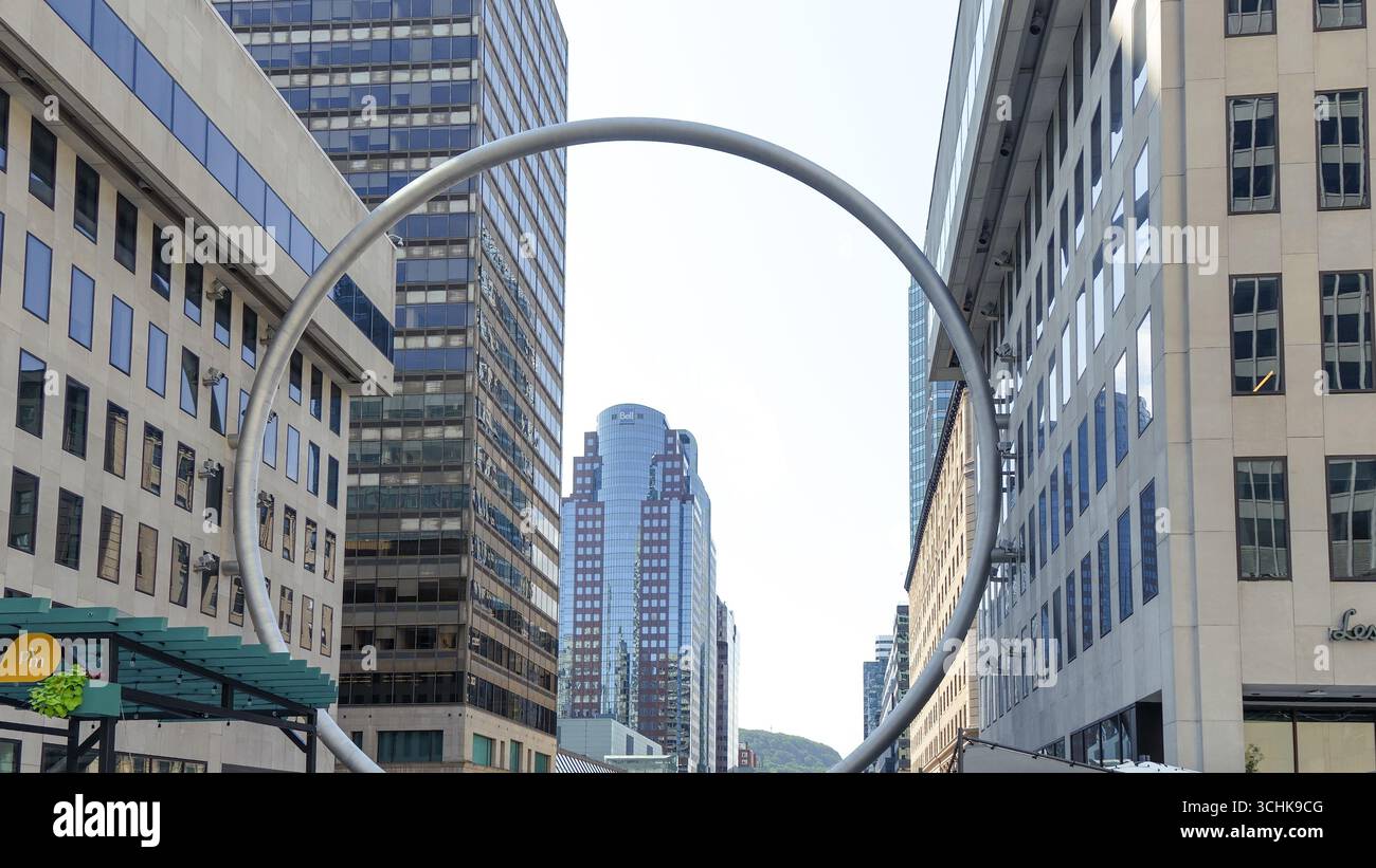 Montreal QC, Kanada - 20. Juli 2025: Die Ringskulptur am Place Ville Marie in Montreal, umrahmt von zeitgenössischen Gebäuden, beleuchtet urbane Kunst und A Stockfoto