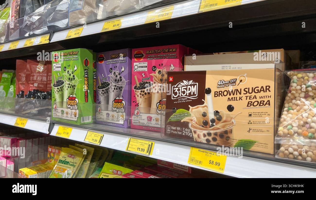 Ottawa ON, Kanada - 29. August 2025: Bubble Tea Kits in lebendigen Verpackungen im Supermarktregal mit Aromen wie braunem Zucker und Matcha für Hom Stockfoto
