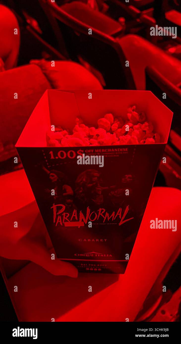 Ottawa ON, Kanada – 17. August 2025: Popcorn-Box mit Paranormal Cirque-Branding vor dramatischem rotem Hintergrund, was die Spannung noch verstärkt Stockfoto