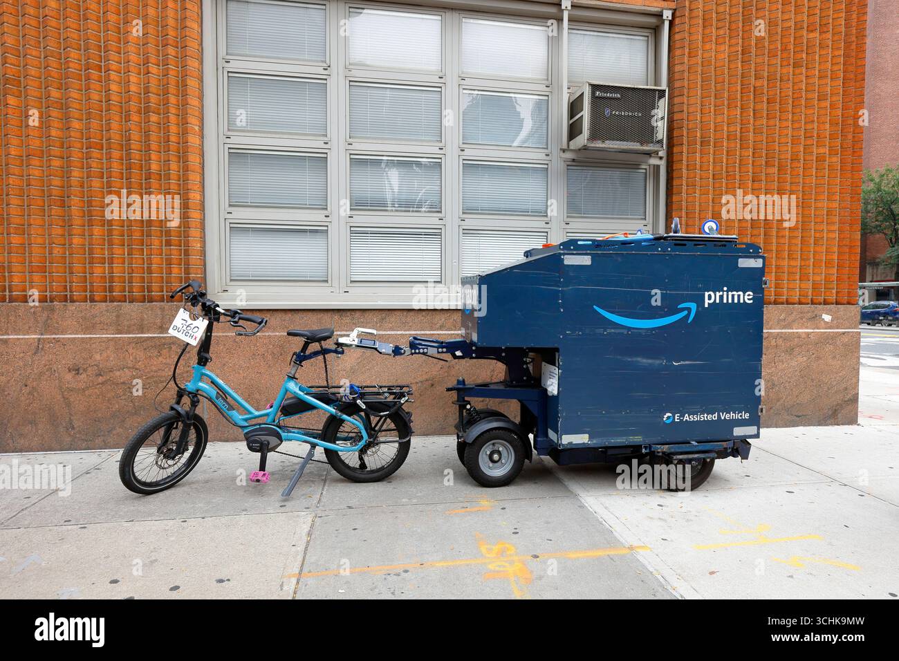Ein K Royle Utility Elektroanhänger mit der Marke Amazon, der an einem E-Mail befestigt ist. Der Lastenanhänger wird von Elektromotoren angetrieben und bietet eine nachhaltige letzte Meile Stockfoto