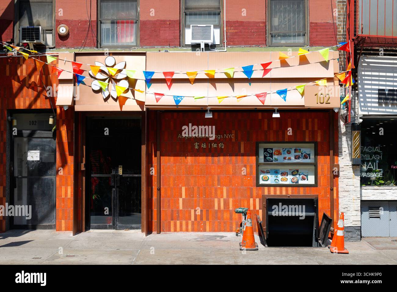 August-Versammlungen 富瑶, 102 Bowery, New York. New York City Storefront eines kantonesischen chinesischen Restaurants in Manhattan Chinatown. 紐約 Stockfoto