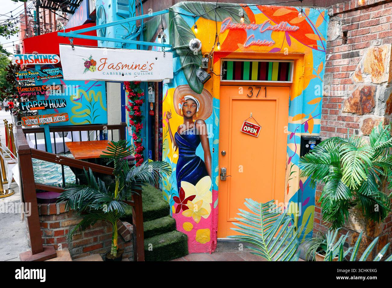 Jasmine's Caribbean Cuisine, 371 W 46th St, New York, NYC, Ladenfront eines karibischen Restaurants in Manhattan's Hells Kitchen/Theater Row. Stockfoto