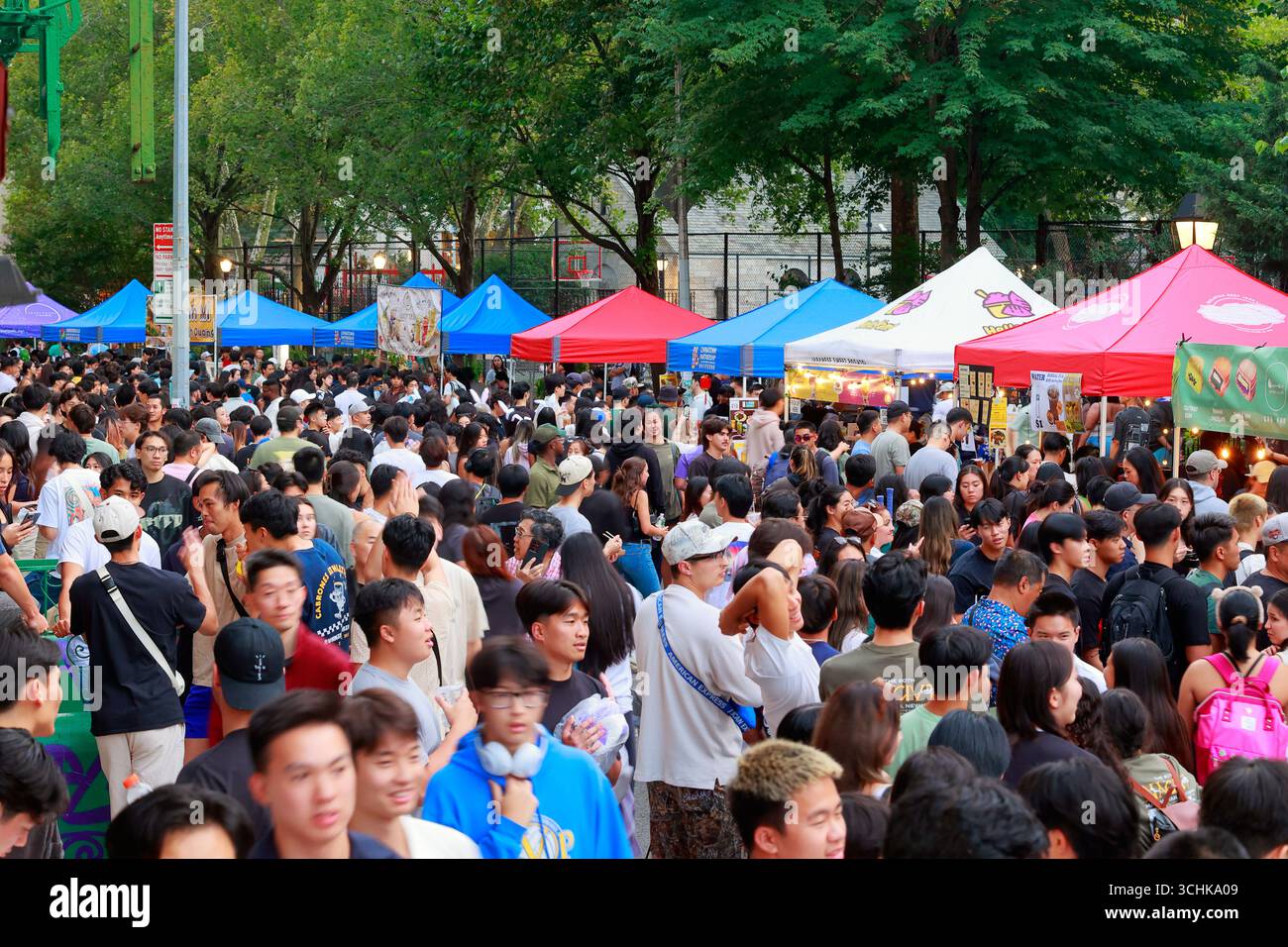 Junge Chinesische Amerikaner, asiatische Amerikaner auf einer Straßenmesse in Manhattan Chinatown anlässlich des 80-jährigen Jubiläums des NACIVT 9-Mann-Streetballs, August 31, Stockfoto