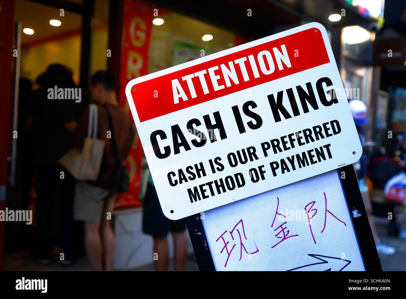 Ein Zeichen „Achtung, BARGELD IST KÖNIG, Bargeld ist unsere bevorzugte Zahlungsmethode“ in einer chinesischen Bäckerei in Manhattan Chinatown. Stockfoto