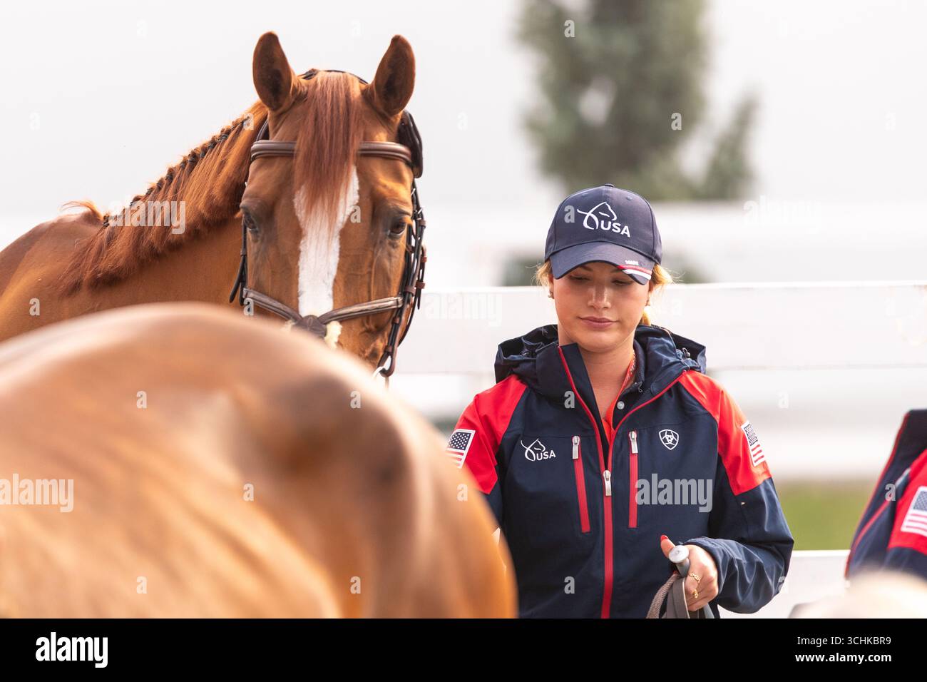 Calgary, Kanada - 2. September 2025. Team USA Reiterin Elena Haas wartet an der Reihe, bis ihr Pferd von den Tierärzten der Internationalen Föderation für Reitsport (F.E.I.) bewertet wird. Bevor ein F.E.I. 2* oder 5* Pferd gezeigt werden darf, muss es zuerst vom behandelnden Tierarzt beurteilt werden, um seine Gesundheit und Solidität für den Wettbewerb zu gewährleisten. Der Prozess wird allgemein als FEI-Jog, VET Check oder Trab Up bezeichnet und findet am ersten Tag des Wettbewerbs statt. Mark Spowart/Alamy Live News Stockfoto