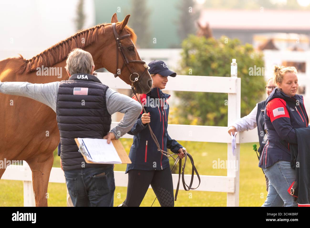 Calgary, Kanada - 2. September 2025. Team USA Reiterin Elena Haas wartet an der Reihe, bis ihr Pferd von den Tierärzten der Internationalen Föderation für Reitsport (F.E.I.) bewertet wird. Bevor ein F.E.I. 2* oder 5* Pferd gezeigt werden darf, muss es zuerst vom behandelnden Tierarzt beurteilt werden, um seine Gesundheit und Solidität für den Wettbewerb zu gewährleisten. Der Prozess wird allgemein als FEI-Jog, VET Check oder Trab Up bezeichnet und findet am ersten Tag des Wettbewerbs statt. Mark Spowart/Alamy Live News Stockfoto