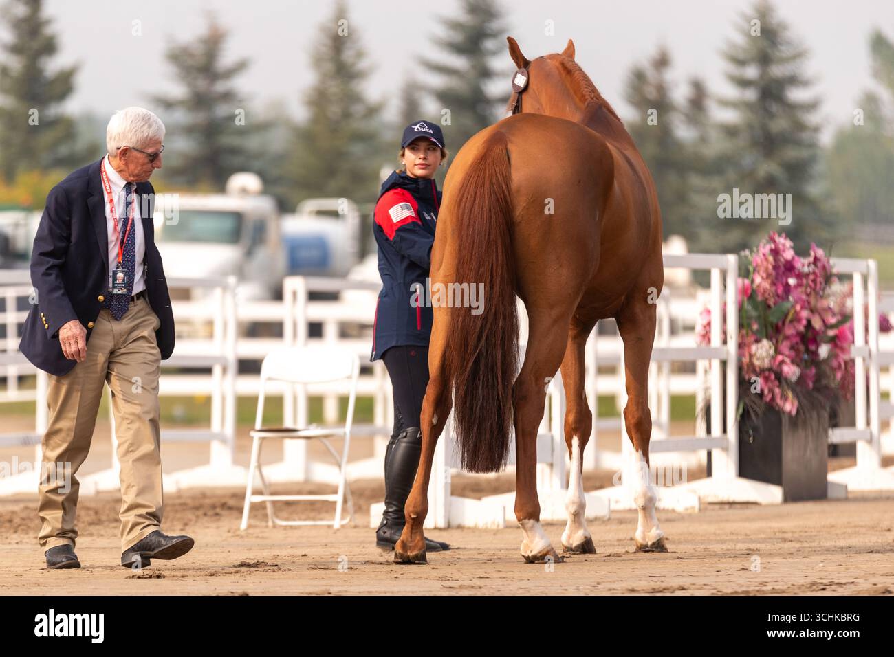Calgary, Kanada - 2. September 2025. Team USA Reiterin Elena Haas wartet an der Reihe, bis ihr Pferd von den Tierärzten der Internationalen Föderation für Reitsport (F.E.I.) bewertet wird. Bevor ein F.E.I. 2* oder 5* Pferd gezeigt werden darf, muss es zuerst vom behandelnden Tierarzt beurteilt werden, um seine Gesundheit und Solidität für den Wettbewerb zu gewährleisten. Der Prozess wird allgemein als FEI-Jog, VET Check oder Trab Up bezeichnet und findet am ersten Tag des Wettbewerbs statt. Mark Spowart/Alamy Live News Stockfoto