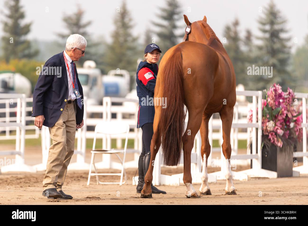 Calgary, Kanada - 2. September 2025. Team USA Reiterin Elena Haas wartet an der Reihe, bis ihr Pferd von den Tierärzten der Internationalen Föderation für Reitsport (F.E.I.) bewertet wird. Bevor ein F.E.I. 2* oder 5* Pferd gezeigt werden darf, muss es zuerst vom behandelnden Tierarzt beurteilt werden, um seine Gesundheit und Solidität für den Wettbewerb zu gewährleisten. Der Prozess wird allgemein als FEI-Jog, VET Check oder Trab Up bezeichnet und findet am ersten Tag des Wettbewerbs statt. Mark Spowart/Alamy Live News Stockfoto