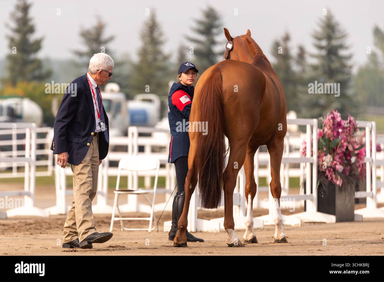 Calgary, Kanada - 2. September 2025. Team USA Reiterin Elena Haas wartet an der Reihe, bis ihr Pferd von den Tierärzten der Internationalen Föderation für Reitsport (F.E.I.) bewertet wird. Bevor ein F.E.I. 2* oder 5* Pferd gezeigt werden darf, muss es zuerst vom behandelnden Tierarzt beurteilt werden, um seine Gesundheit und Solidität für den Wettbewerb zu gewährleisten. Der Prozess wird allgemein als FEI-Jog, VET Check oder Trab Up bezeichnet und findet am ersten Tag des Wettbewerbs statt. Mark Spowart/Alamy Live News Stockfoto