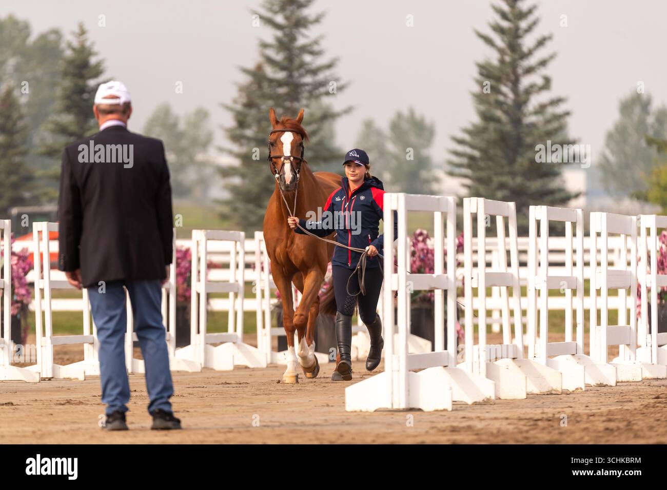 Calgary, Kanada - 2. September 2025. Team USA Reiterin Elena Haas wartet an der Reihe, bis ihr Pferd von den Tierärzten der Internationalen Föderation für Reitsport (F.E.I.) bewertet wird. Bevor ein F.E.I. 2* oder 5* Pferd gezeigt werden darf, muss es zuerst vom behandelnden Tierarzt beurteilt werden, um seine Gesundheit und Solidität für den Wettbewerb zu gewährleisten. Der Prozess wird allgemein als FEI-Jog, VET Check oder Trab Up bezeichnet und findet am ersten Tag des Wettbewerbs statt. Mark Spowart/Alamy Live News Stockfoto