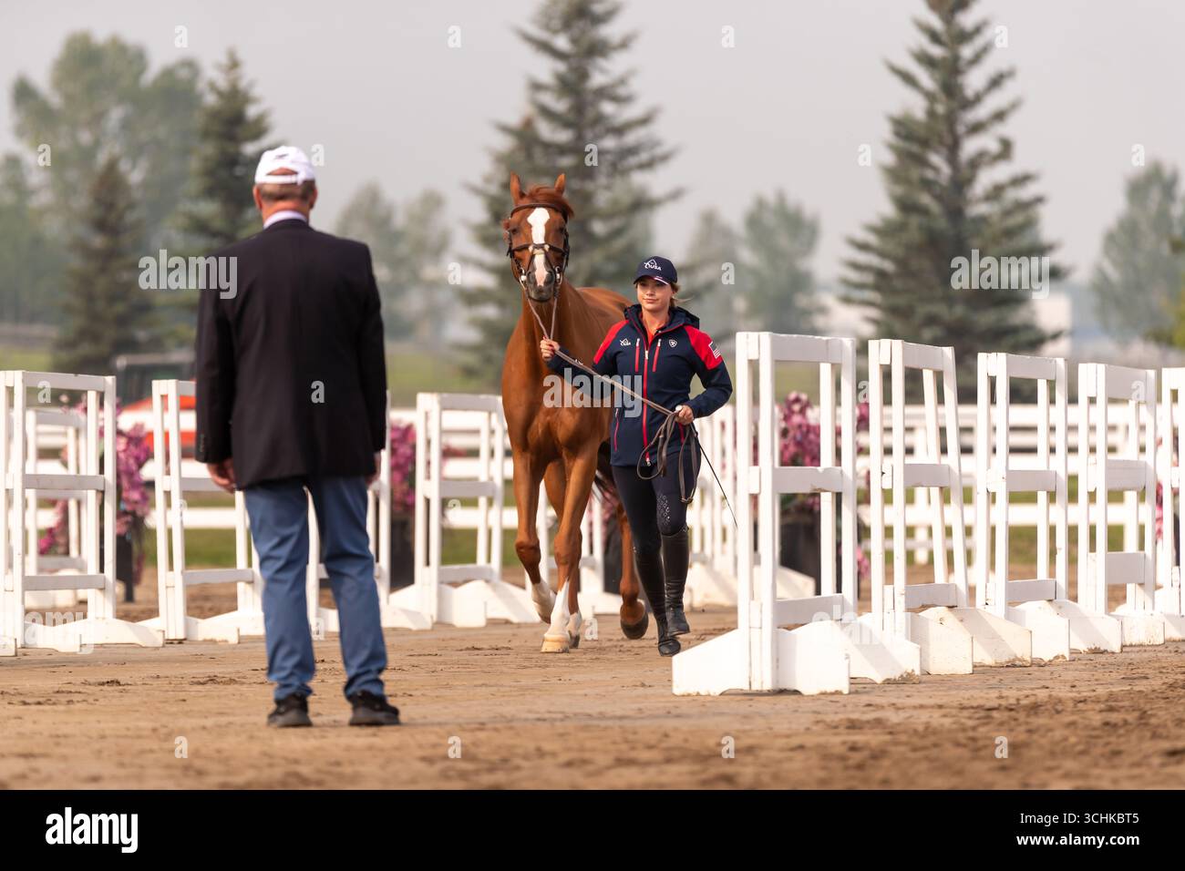 Calgary, Kanada - 2. September 2025. Team USA Reiterin Elena Haas wartet an der Reihe, bis ihr Pferd von den Tierärzten der Internationalen Föderation für Reitsport (F.E.I.) bewertet wird. Bevor ein F.E.I. 2* oder 5* Pferd gezeigt werden darf, muss es zuerst vom behandelnden Tierarzt beurteilt werden, um seine Gesundheit und Solidität für den Wettbewerb zu gewährleisten. Der Prozess wird allgemein als FEI-Jog, VET Check oder Trab Up bezeichnet und findet am ersten Tag des Wettbewerbs statt. Mark Spowart/Alamy Live News Stockfoto