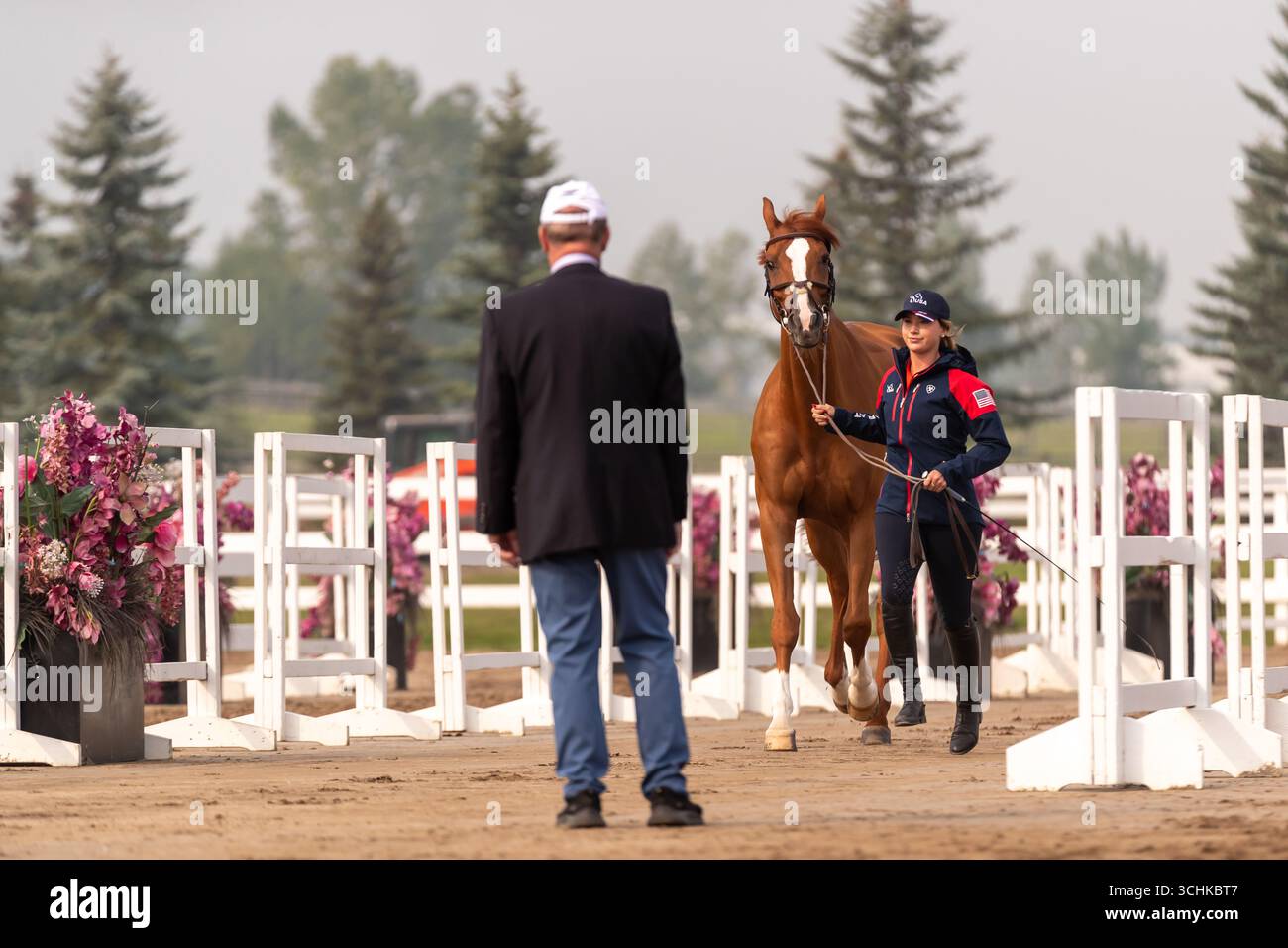 Calgary, Kanada - 2. September 2025. Team USA Reiterin Elena Haas wartet an der Reihe, bis ihr Pferd von den Tierärzten der Internationalen Föderation für Reitsport (F.E.I.) bewertet wird. Bevor ein F.E.I. 2* oder 5* Pferd gezeigt werden darf, muss es zuerst vom behandelnden Tierarzt beurteilt werden, um seine Gesundheit und Solidität für den Wettbewerb zu gewährleisten. Der Prozess wird allgemein als FEI-Jog, VET Check oder Trab Up bezeichnet und findet am ersten Tag des Wettbewerbs statt. Mark Spowart/Alamy Live News Stockfoto