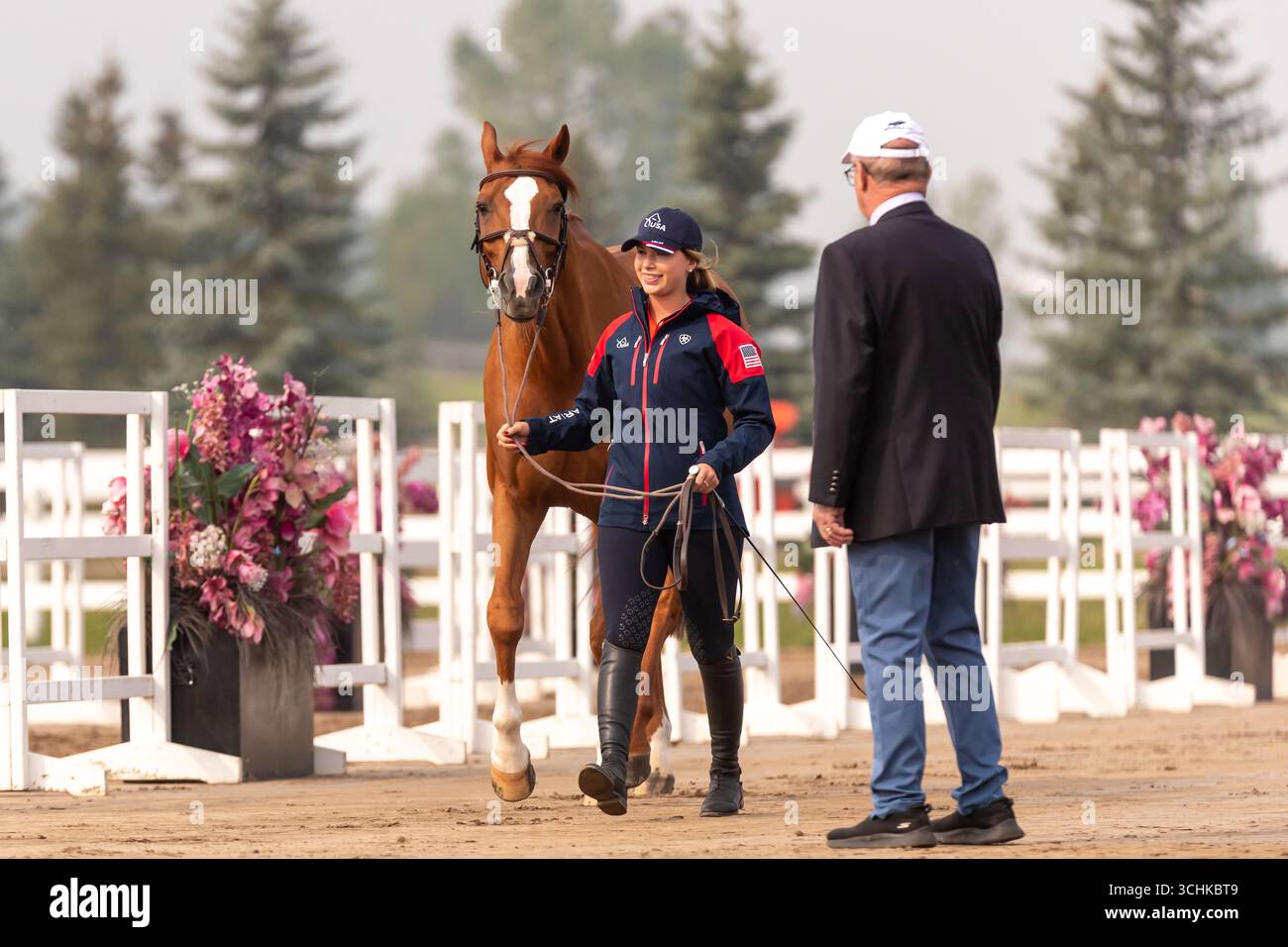 Calgary, Kanada - 2. September 2025. Team USA Reiterin Elena Haas wartet an der Reihe, bis ihr Pferd von den Tierärzten der Internationalen Föderation für Reitsport (F.E.I.) bewertet wird. Bevor ein F.E.I. 2* oder 5* Pferd gezeigt werden darf, muss es zuerst vom behandelnden Tierarzt beurteilt werden, um seine Gesundheit und Solidität für den Wettbewerb zu gewährleisten. Der Prozess wird allgemein als FEI-Jog, VET Check oder Trab Up bezeichnet und findet am ersten Tag des Wettbewerbs statt. Mark Spowart/Alamy Live News Stockfoto