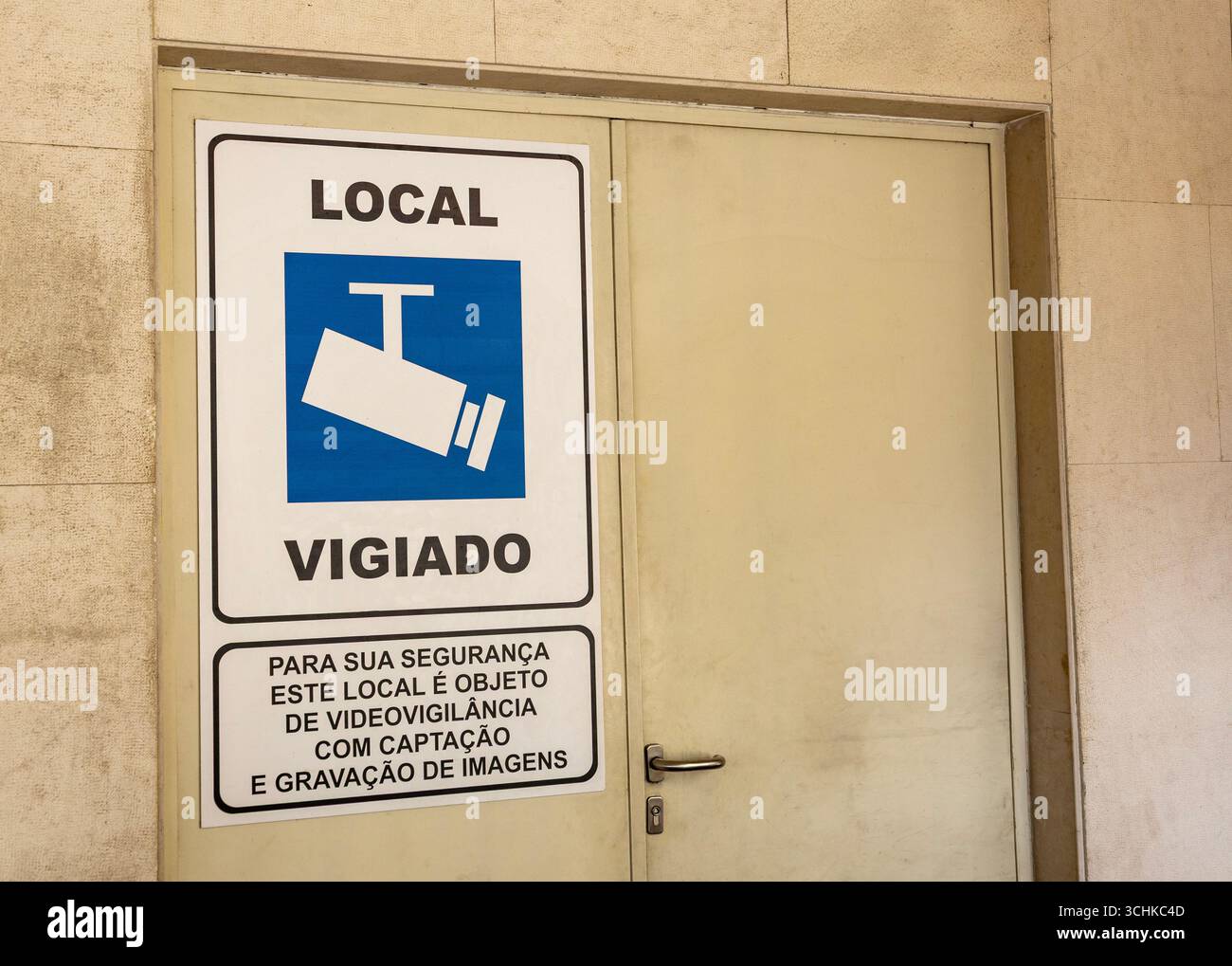 Schild, das den Bereich unter Videoüberwachung mit Bildaufnahme angibt Stockfoto