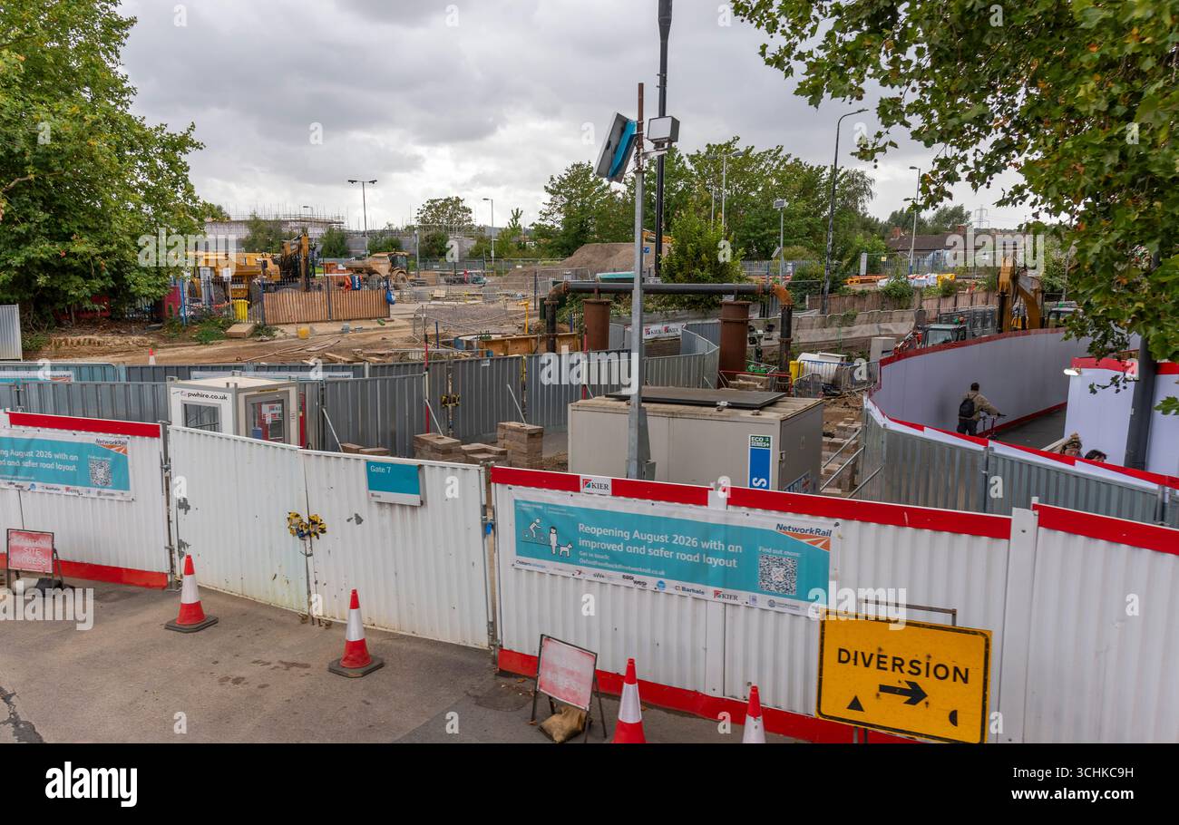 Oxford England Großbritannien. 31.08.2025. Die Arbeiten am Bahnhof Oxford laufen, um den Bahnhof auszubauen und den Schienenverkehr auszubauen. Stockfoto