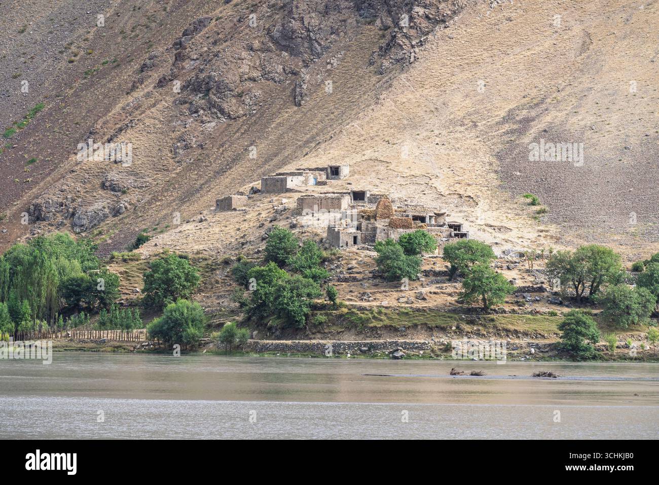 Malerischer Blick auf die Berglandschaft des abgelegenen afghanischen Dorfes o im Tal des Panj Flusses, gesehen von Rushan, Gorno-Badakhshan, Tadschikistan Pamir Stockfoto