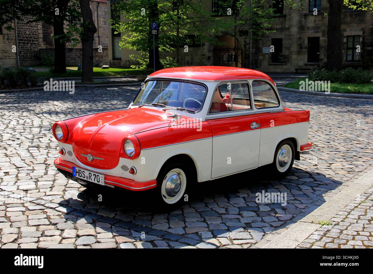 Oldtimer Trabant 600, hergestellt in der DDR in den 1960er Jahren, geparkt auf einer Kopfsteinpflasterstraße, Ansicht von links, Halberstadt, Deutschland Stockfoto