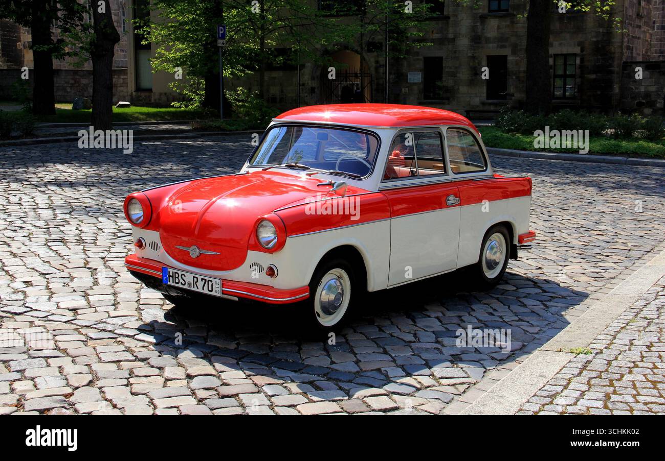 Oldtimer Trabant 600, hergestellt in der DDR in den 1960er Jahren, geparkt auf einer Kopfsteinpflasterstraße, Ansicht von links, Halberstadt, Deutschland Stockfoto