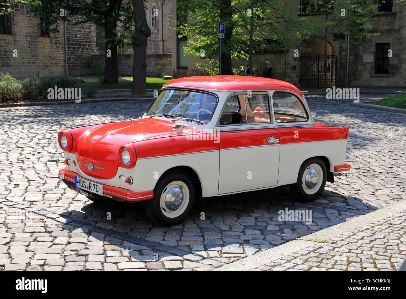 Oldtimer Trabant 600, hergestellt in der DDR in den 1960er Jahren, geparkt auf einer Kopfsteinpflasterstraße, Ansicht von links, Halberstadt, Deutschland Stockfoto