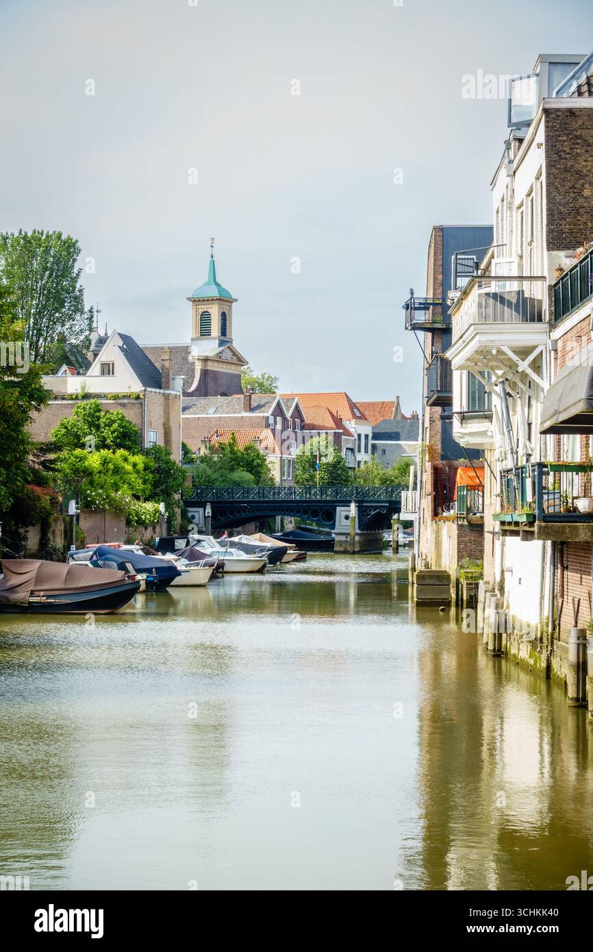 Malerischer Blick auf einen der Innenhäfen von Dordrecht, Niederlande Stockfoto Malerischer Blick auf einen der Innenhäfen von Dordrecht, Niederlande Stockfoto