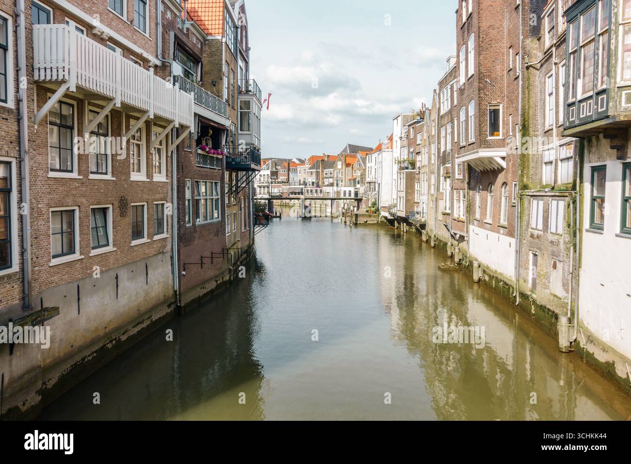 Malerischer Blick auf einen der Innenhäfen von Dordrecht, Niederlande Stockfoto Malerischer Blick auf einen der Innenhäfen von Dordrecht, Niederlande Stockfoto