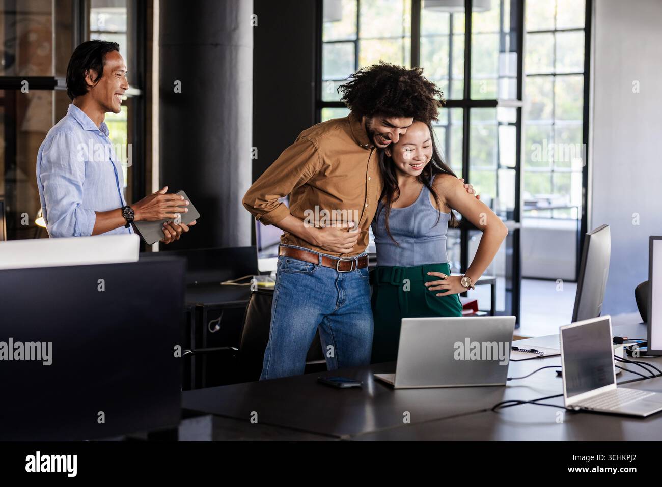 Vielseitiges Geschäftsteam feiert gemeinsam Erfolg in einer modernen Büroumgebung Stockfoto