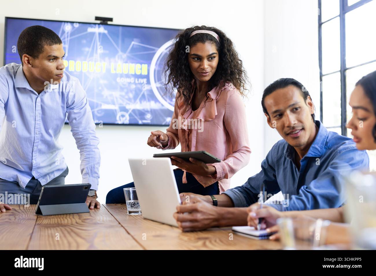 Verschiedene Geschäftsteams arbeiten an Projekten mit Laptops und Tablets im Büro zusammen Stockfoto