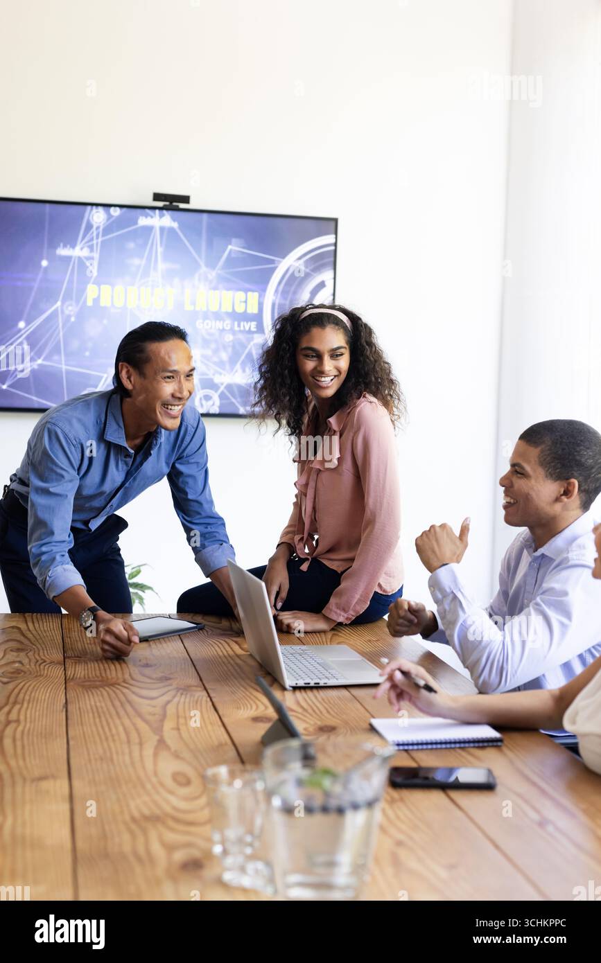 Ein vielfältiges Team diskutiert die Projekteinführung im modernen Büro, lächelt und arbeitet zusammen Stockfoto