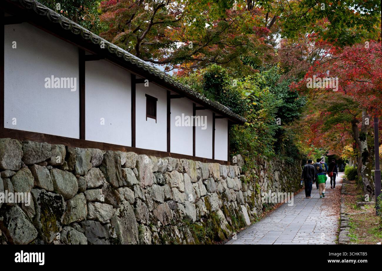 Japanische Anoshu-zumi (Anoshu gestapelte Steinmauern) im historischen Stadtteil Sakamoto, Shiga, wurden durch das Stapeln von Steinen ohne Mörtel in Japan geschaffen. Stockfoto