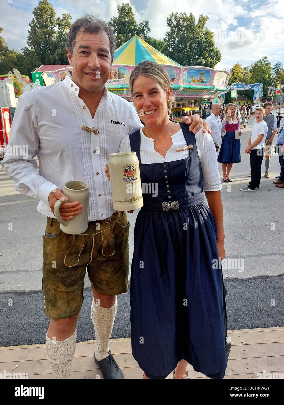 Lothar Leder Triathlon Nicole Leder Triathlon Sportlern vor Erdinger Weissbraeu Festzelt -Gaeste von Werner Brombach Erdinger Weissbraeu Inhaber -Treff zum Erdinger Herbstfest Erding 02.09.2025 Festplatz Erding *** Lothar Leder Triathlon Nicole Leder Triathlon Athleten vor Erdinger Weissbraeu Festzelt Gäste von Werner Brombach Erdinger Weissbraeu Besitzer Treff Erdinger Weissbraeu Festplatz 09 2025 Festplatz Erding 02 Stockfoto