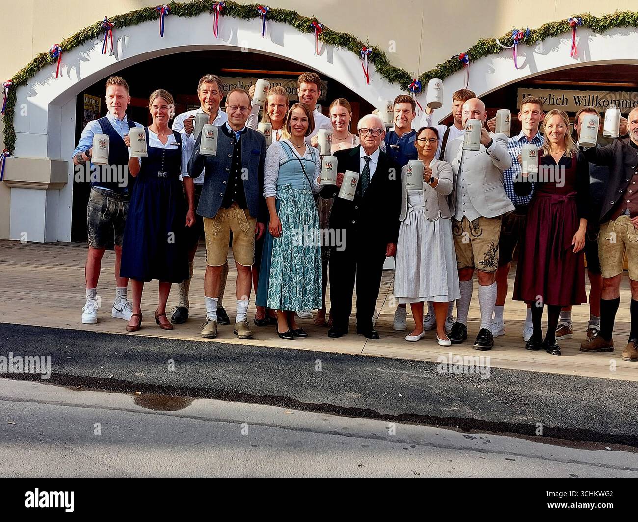 Links Magdalea Neuner Biathlon Weltcub Siegerin Werner Brombach Erdinger Weissbraeu Inhaber Gastgeber rechts Tochter Claudia Brombach und mit Triathlon und Biathlon Sportlern -nicht der Reihenfolge -Nicole Leder Lothar Leder Franziska Preuss Simon Schempp Rico Bogen und Organisationsteam vor Erdinger Weissbraeu Festzelt Herbsfest Treffen Erding 02.09.2025 Festplatz Erding *** verließ Magdalea Neuner Biathlon Weltcupsieger Werner Brombach Erdinger Weissbraeu Besitzer Gastgeber rechts Tochter Claudia Brombach und mit Triathlon und Biathlon Athleten nicht in Ordnung Nicole Leder Lothar Leder Franziska Preuss Stockfoto