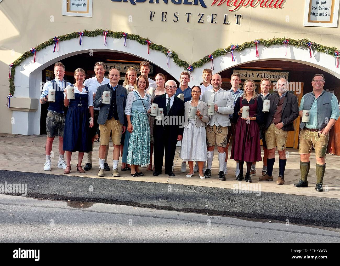 Links Magdalea Neuner Biathlon Weltcub Siegerin Werner Brombach Erdinger Weissbraeu Inhaber Gastgeber rechts Tochter Claudia Brombach und mit Triathlon und Biathlon Sportlern -nicht der Reihenfolge -Nicole Leder Lothar Leder Franziska Preuss Simon Schempp Rico Bogen und Organisationsteam vor Erdinger Weissbraeu Festzelt Herbsfest Treffen Erding 02.09.2025 Festplatz Erding *** verließ Magdalea Neuner Biathlon Weltcupsieger Werner Brombach Erdinger Weissbraeu Besitzer Gastgeber rechts Tochter Claudia Brombach und mit Triathlon und Biathlon Athleten nicht in Ordnung Nicole Leder Lothar Leder Franziska Preuss Stockfoto