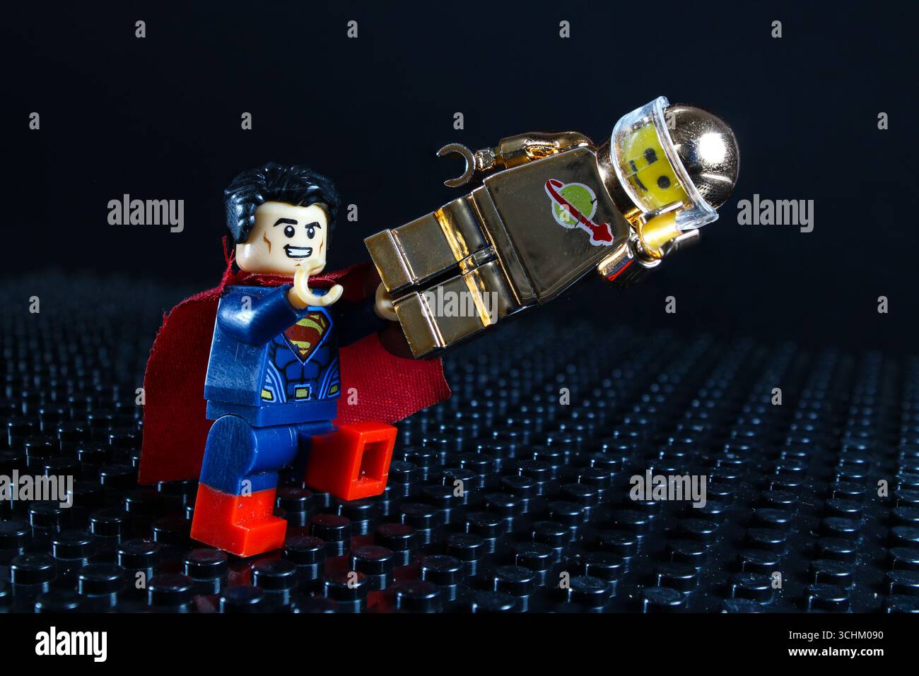 LEGO Superman wirft einen Astronauten in den Weltraum Stockfoto