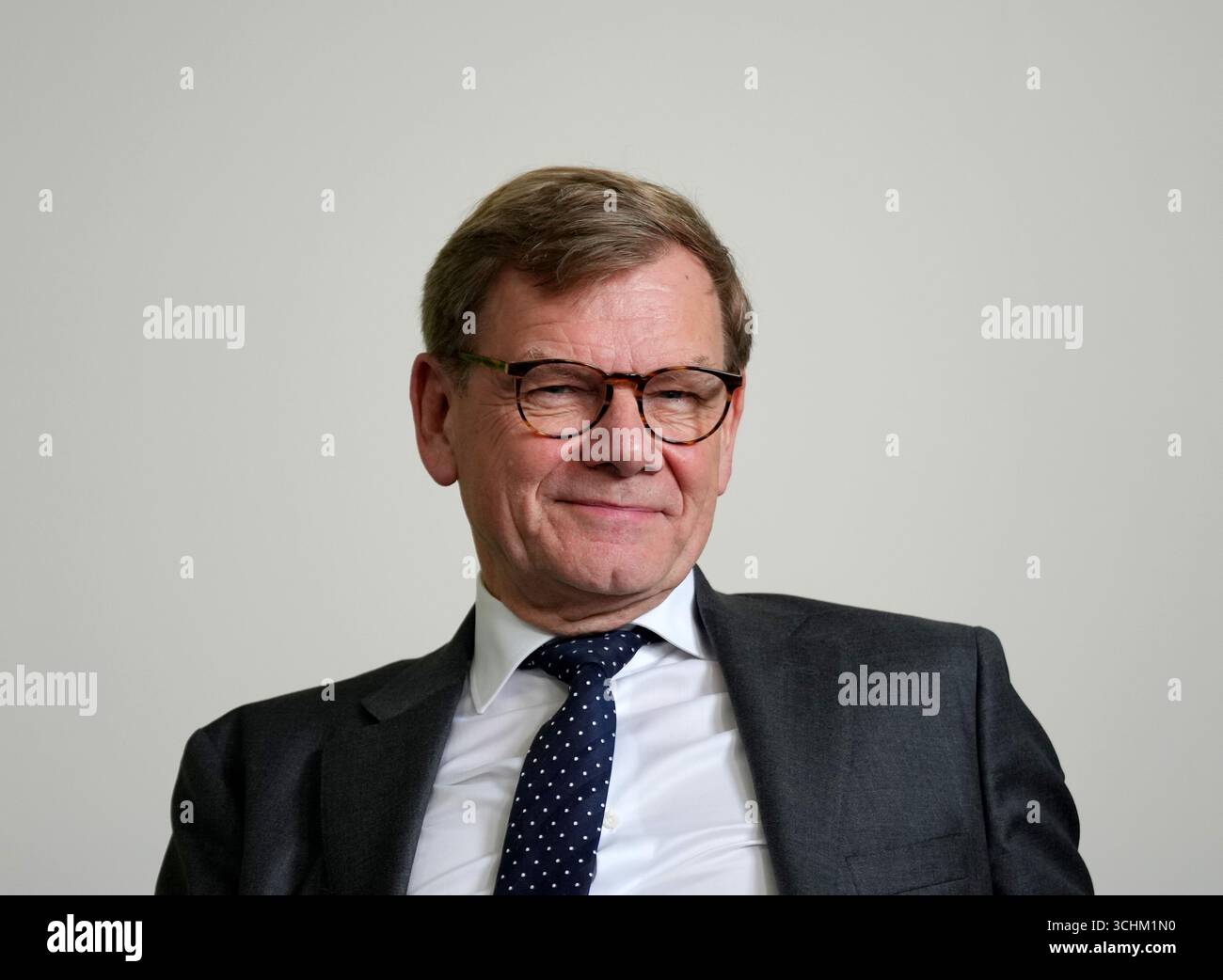 Bangalore, Indien. September 2025. Bundesaußenminister Johann Wadephul (CDU) besucht das Goethe-Institut und wartet auf Fragen erwachsener Deutschschüler. Quelle: Soeren Stache/dpa/Alamy Live News Stockfoto