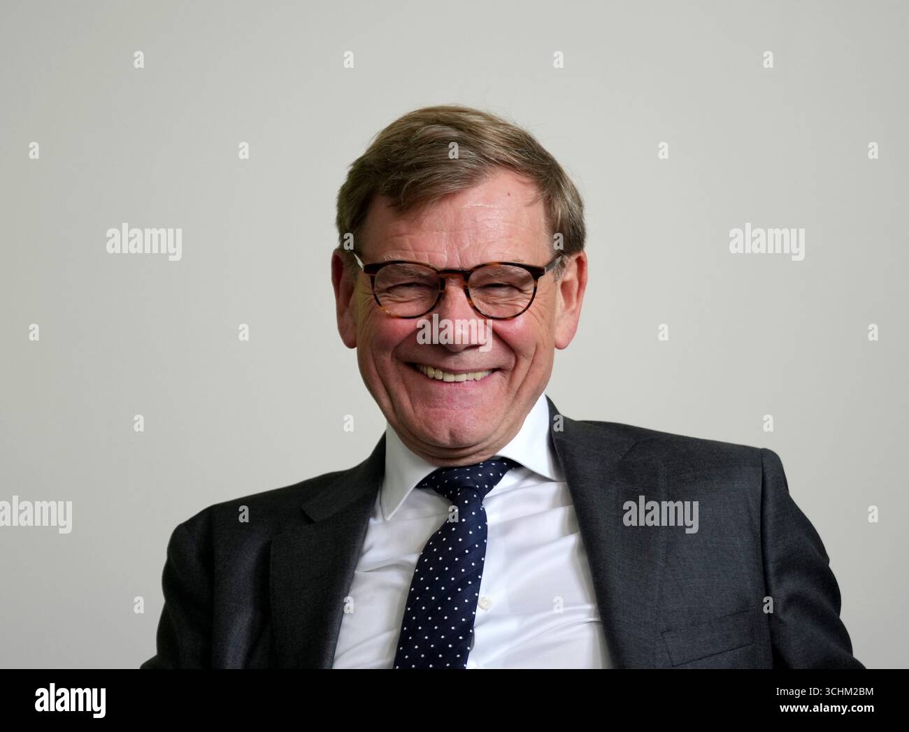 Bangalore, Indien. September 2025. Bundesaußenminister Johann Wadephul (CDU) besucht das Goethe-Institut und wartet auf Fragen erwachsener Deutschschüler. Quelle: Soeren Stache/dpa/Alamy Live News Stockfoto
