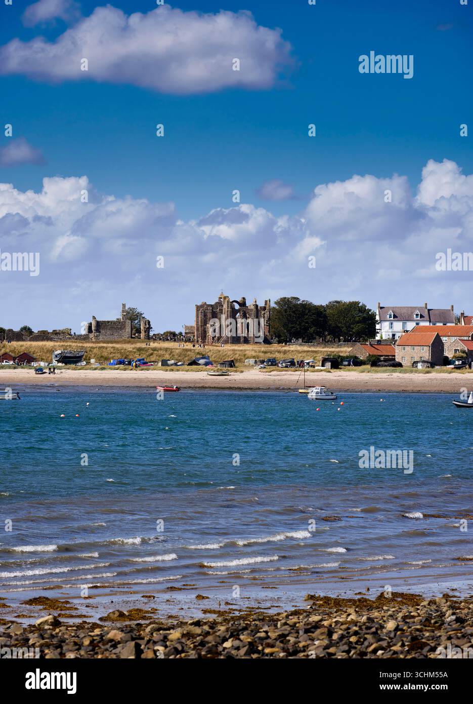 Blick auf den Hafen mit Blick auf die Priory Lindisfarne und das Dorf Holy Island Stockfoto
